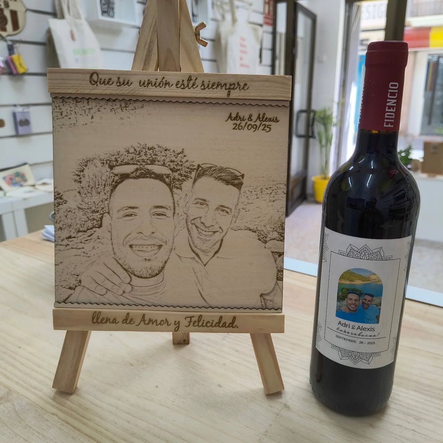 Una flor morada reposa sobre una mesa de madera junto a un porta toallas de papel.