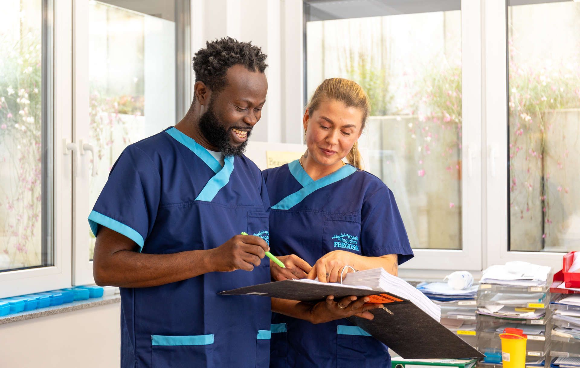 Eine Gruppe von Ärzten und Krankenschwestern legen ihre Hände aufeinander