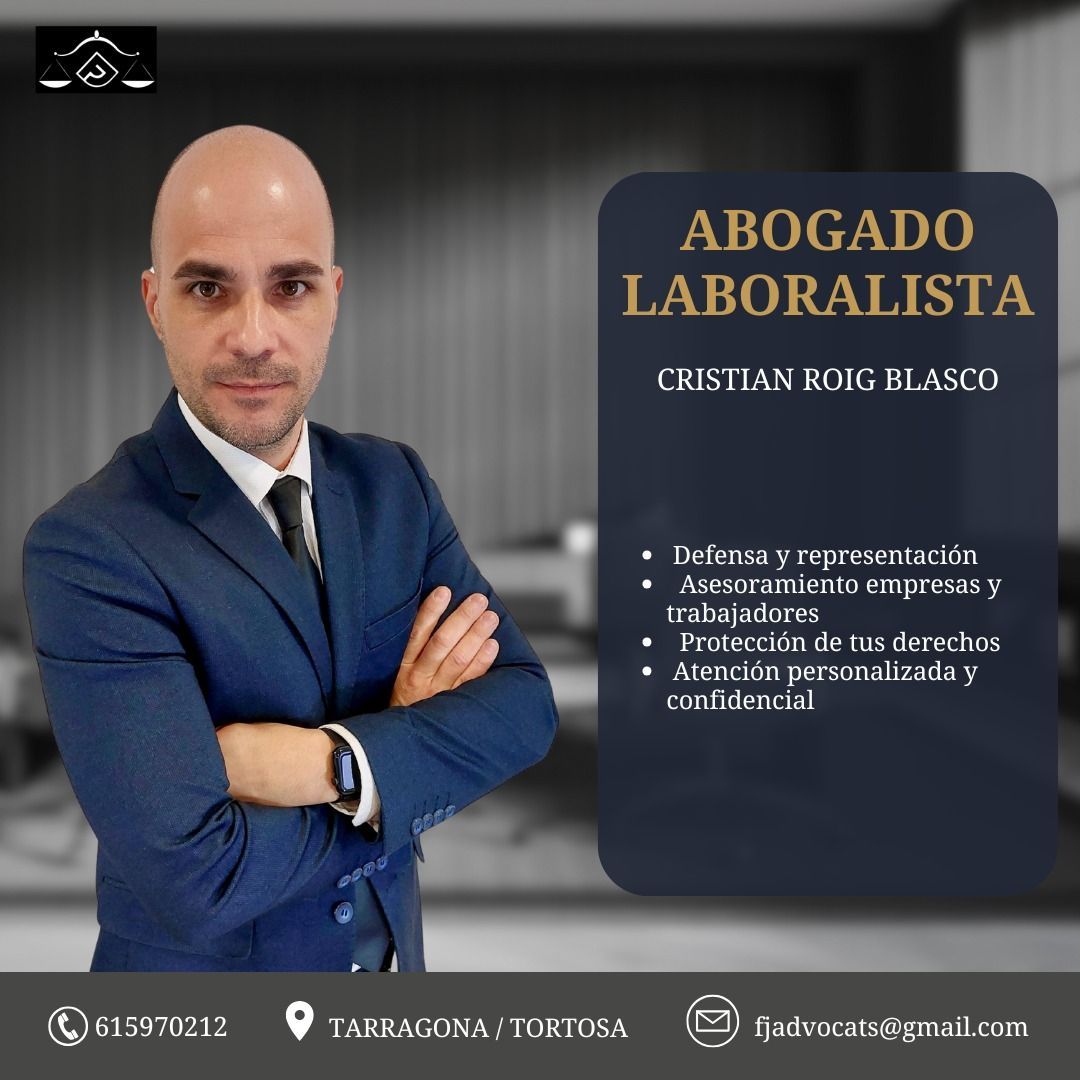 Un hombre calvo con traje y corbata está de pie con los brazos cruzados.