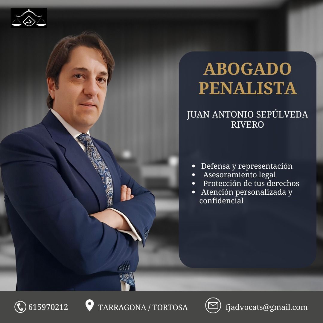 Un hombre con traje y corbata está de pie con los brazos cruzados.