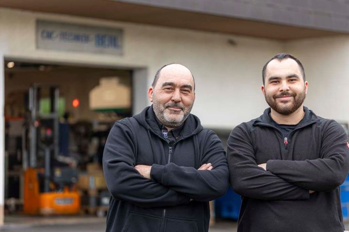 Ein Mann arbeitet in einer Fabrik an einer CNC-Maschine.