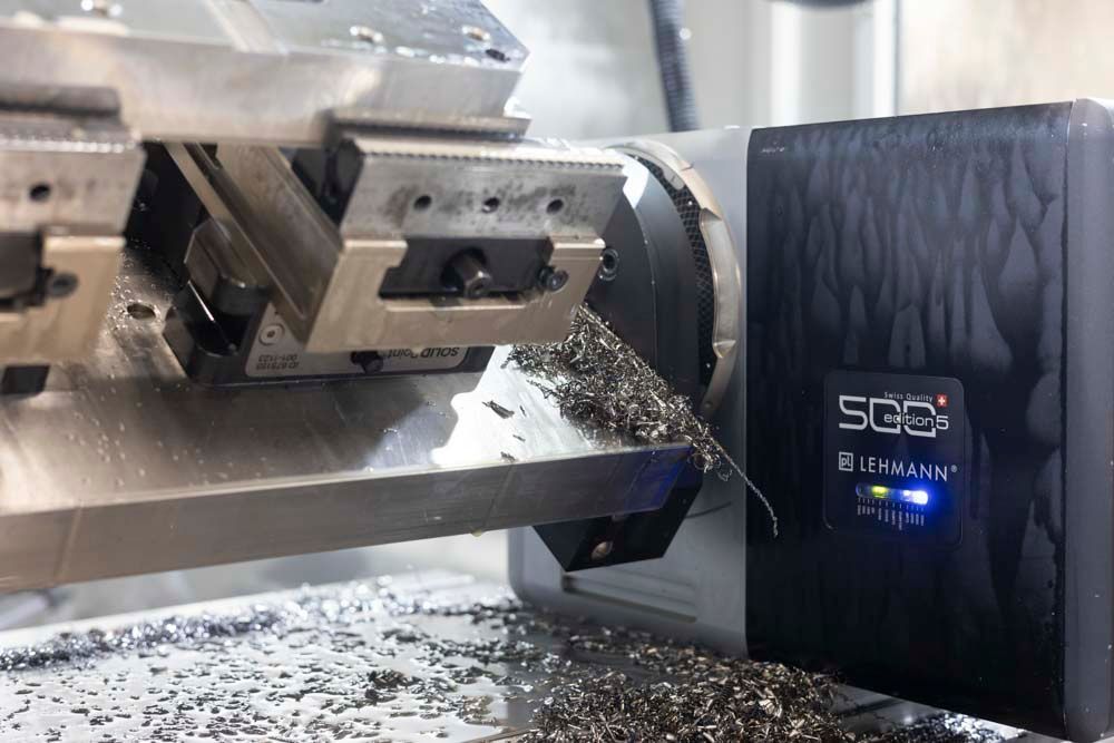 Eine Nahaufnahme einer CNC-Maschine auf weißem Hintergrund.
