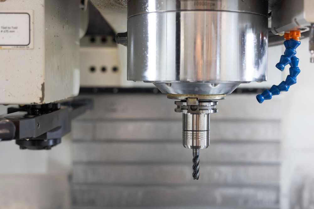 Eine Maschine schneidet mit einem Bohrer ein Stück Metall.