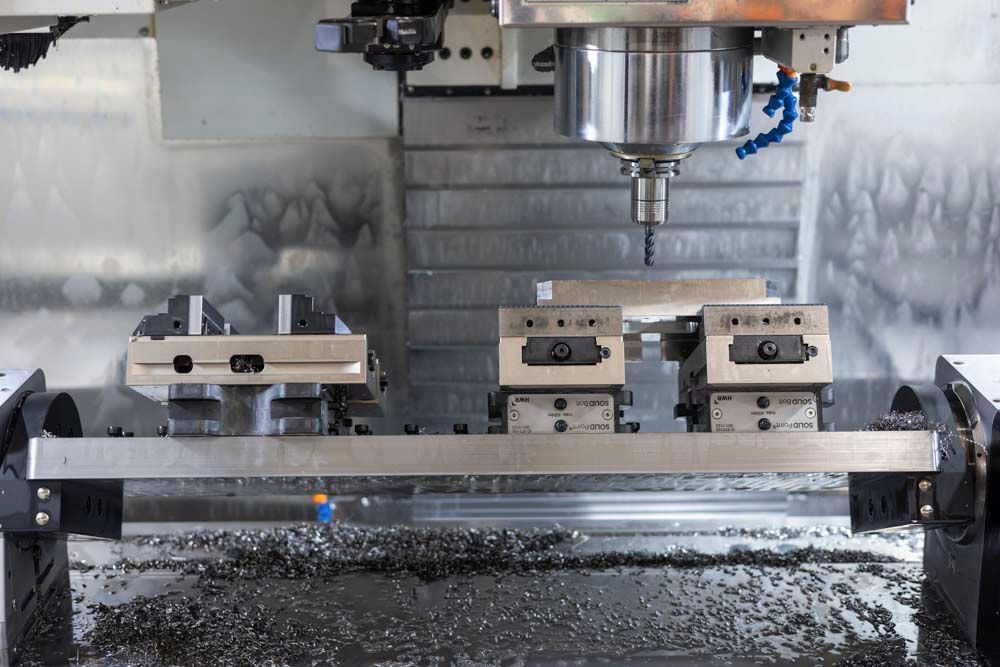 In einer Fabrik schneidet eine Maschine ein Stück Metall.