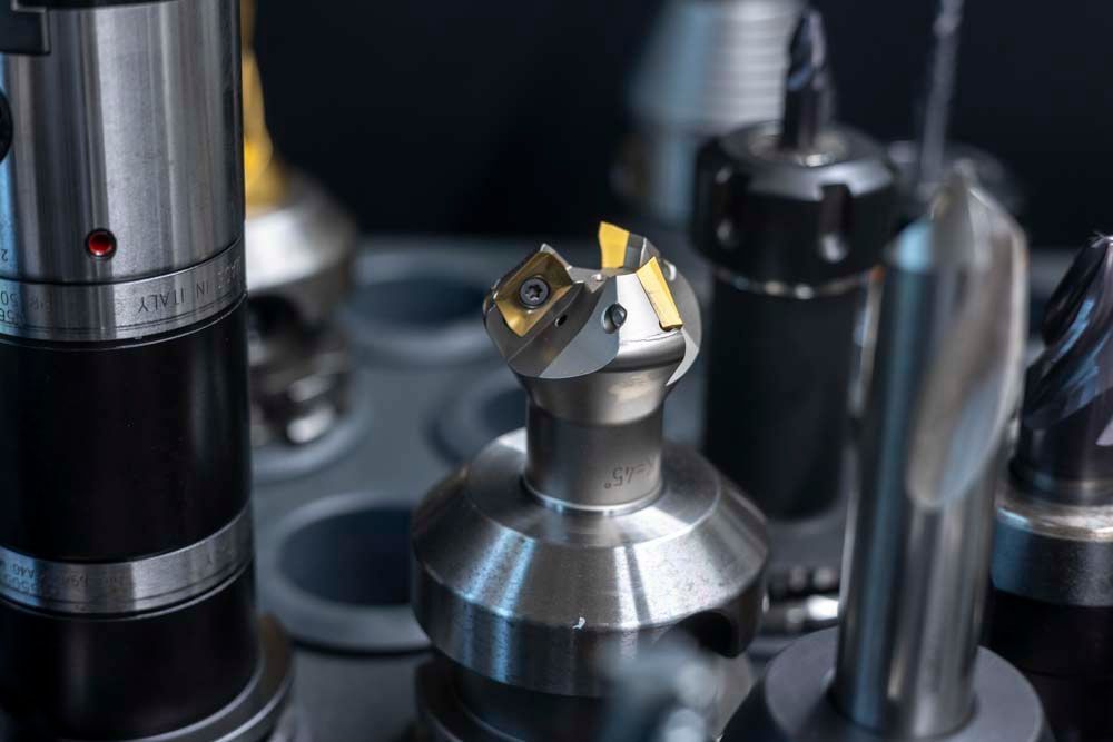 Auf einem Tisch liegen mehrere Metallgegenstände übereinander.