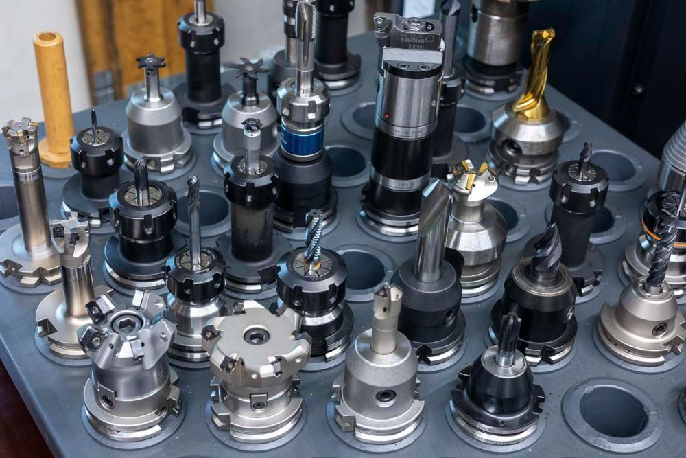 Auf einem Tisch liegen mehrere verschiedene Werkzeuge.