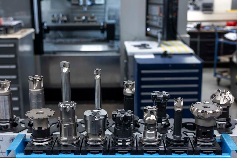 In einer Fabrik liegt ein Stapel Werkzeuge auf einem Wagen.