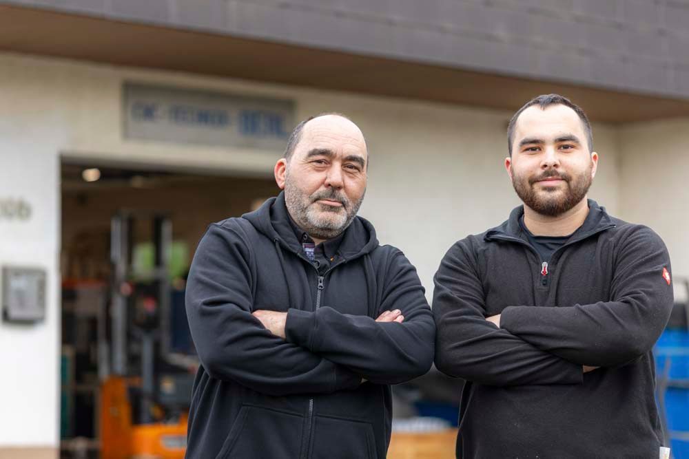 Ein Mann arbeitet in einer Fabrik an einer CNC-Maschine .