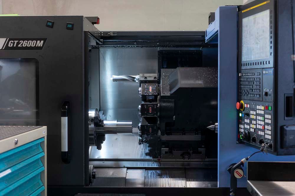 Eine CNC-Maschine, auf der das Wort „pos“ steht