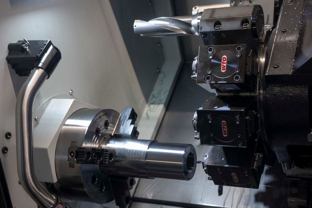 Eine CNC-Maschine schneidet ein Stück Metall auf einer Drehbank.