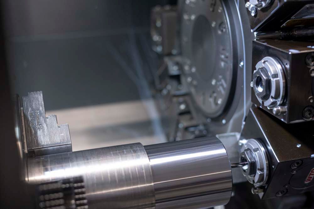 Eine Maschine schneidet ein Stück Metall auf einer Drehbank.