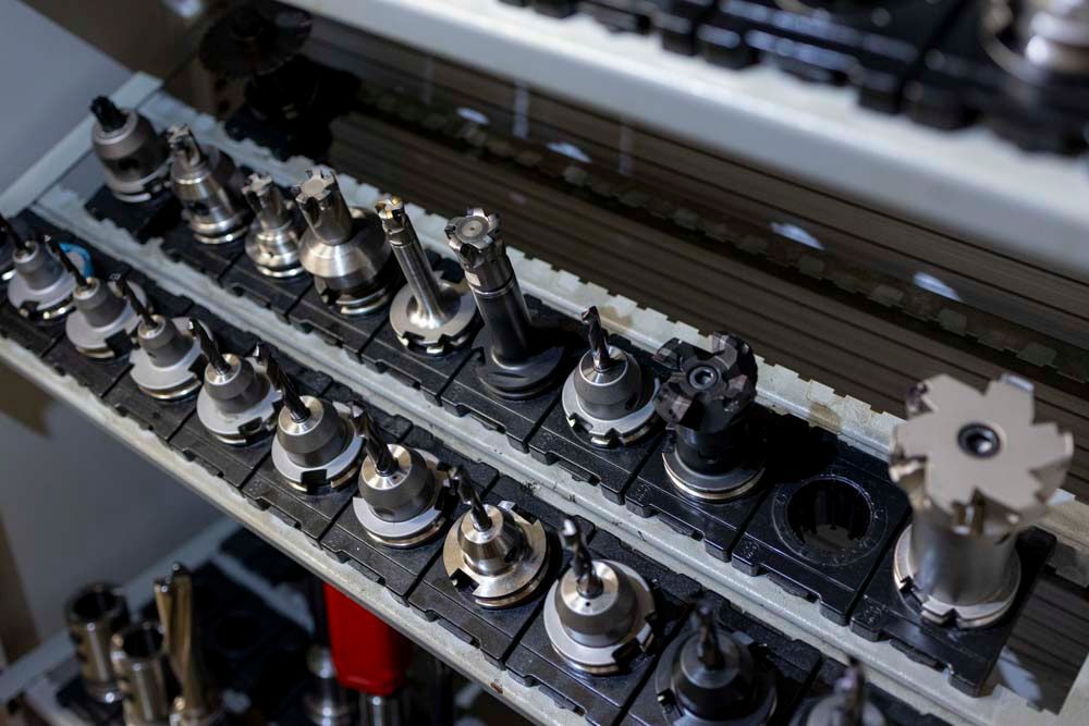 Auf einem Regal sind mehrere Werkzeuge aufgereiht.