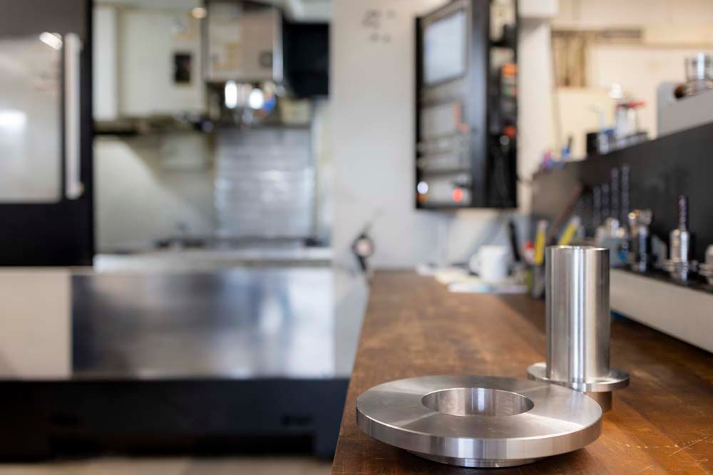 Auf einem Holztisch in einer Küche liegt ein Metallgegenstand.