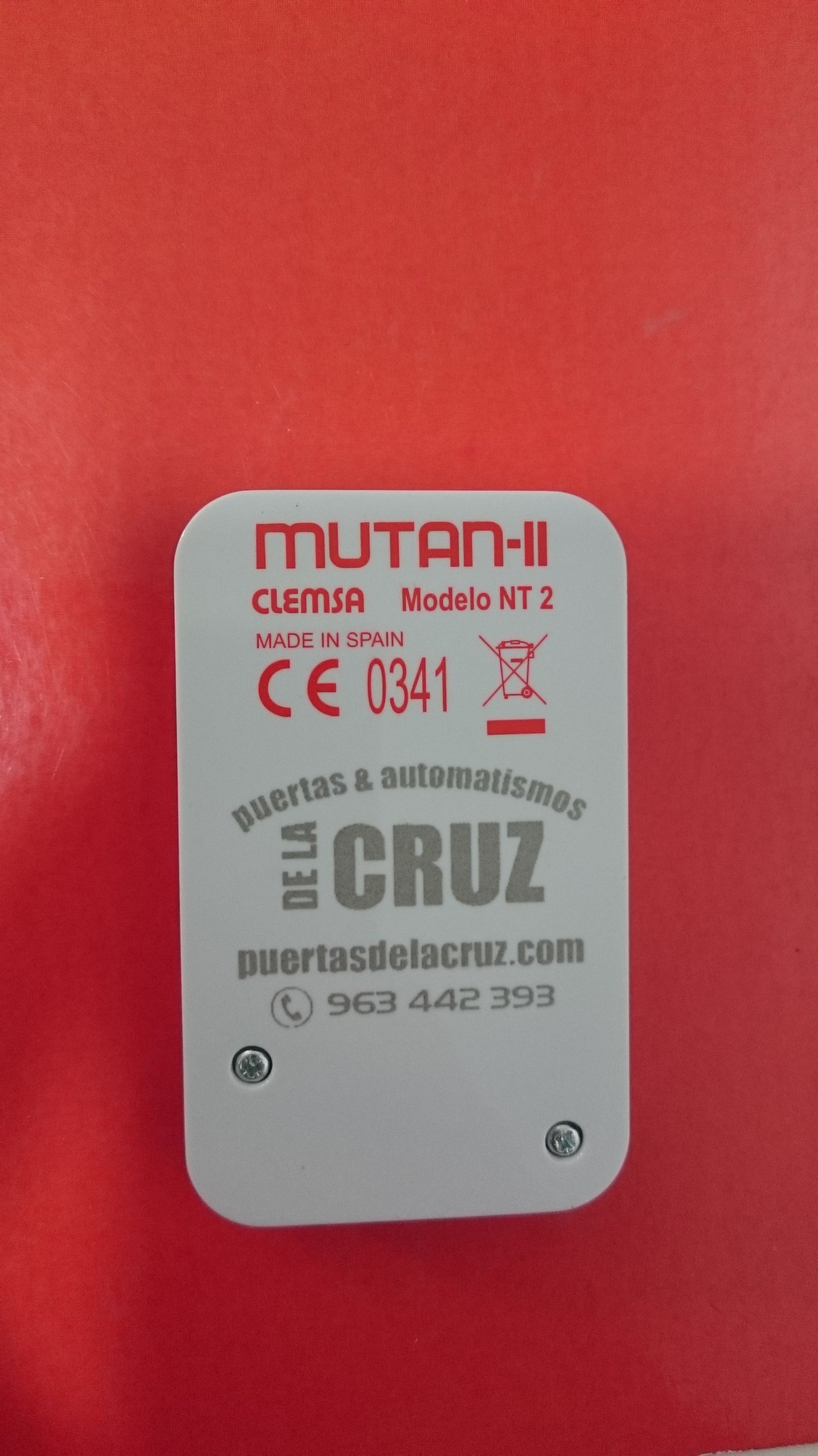 Una etiqueta blanca con la palabra cruz en ella