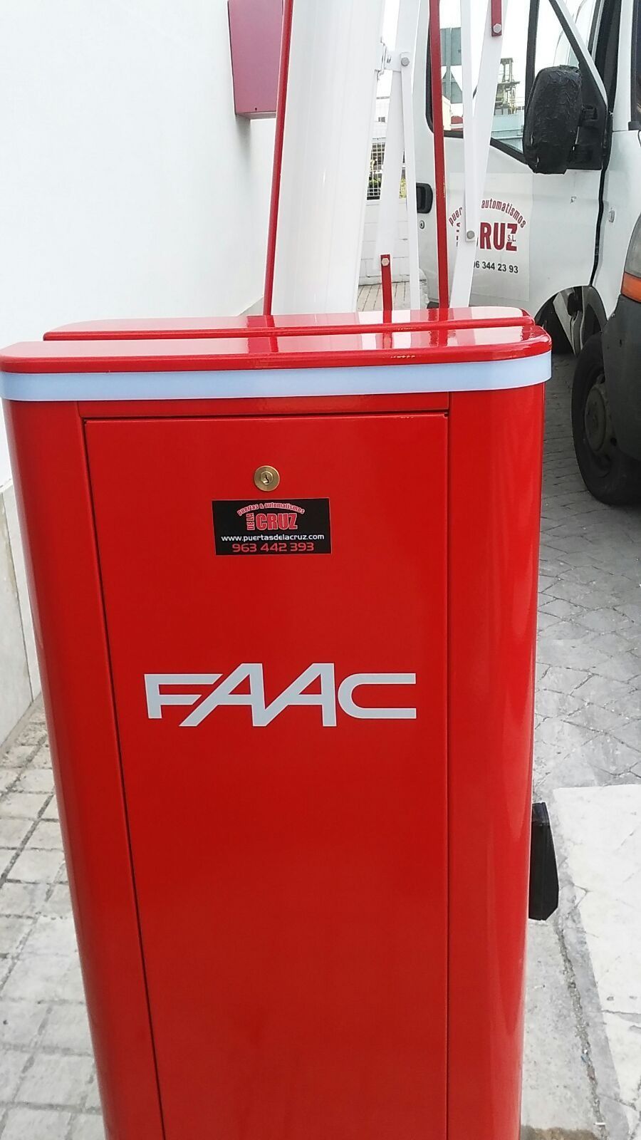 Un contenedor rojo con la palabra faac en él