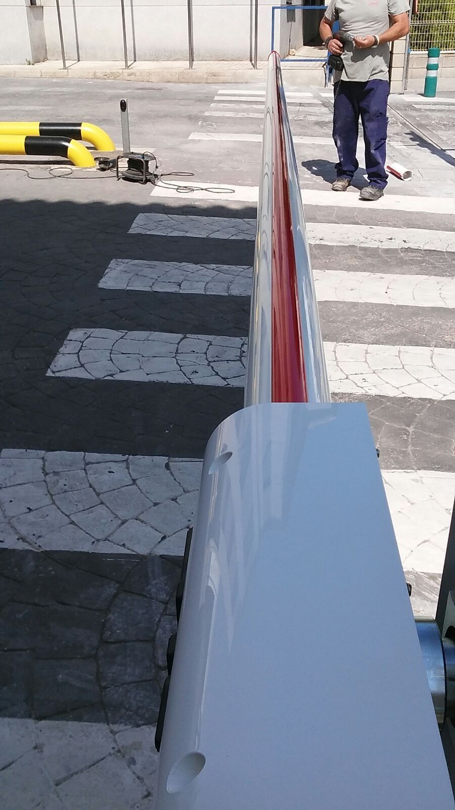 Un hombre está parado frente a un cruce de peatones.