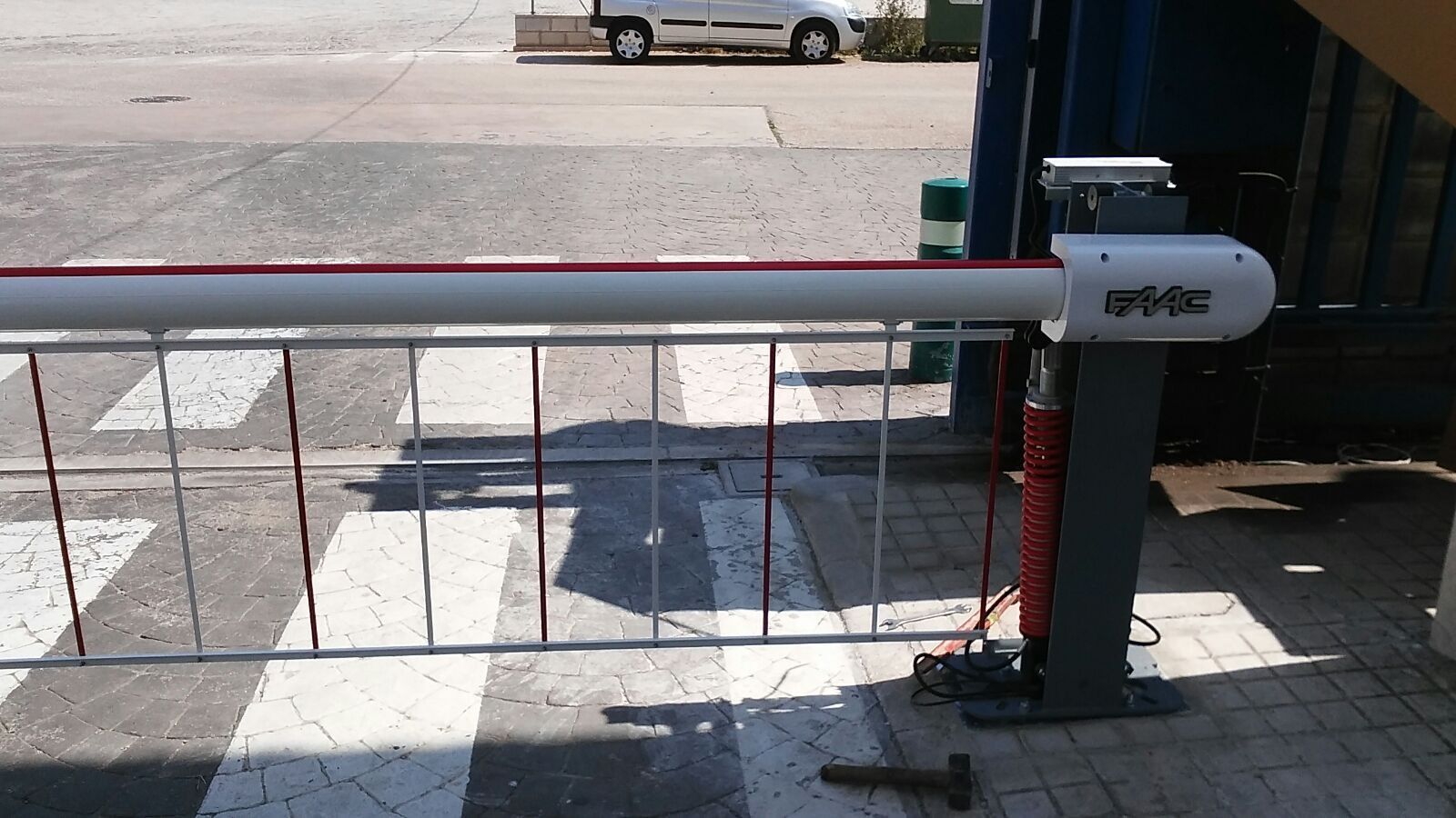 Una puerta con la palabra faac