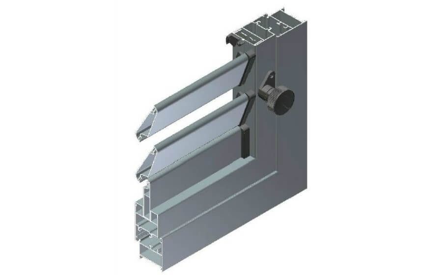 Un primer plano de una ventana con contraventanas sobre un fondo blanco.