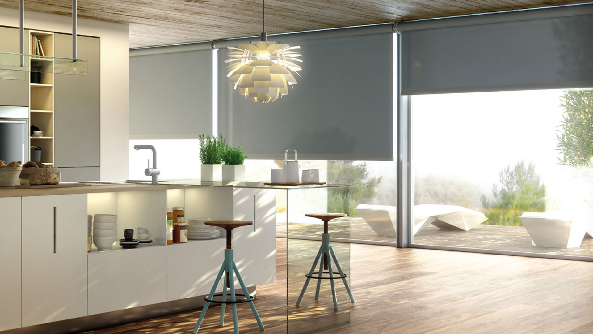 Una cocina con taburetes y un gran ventanal con persianas.