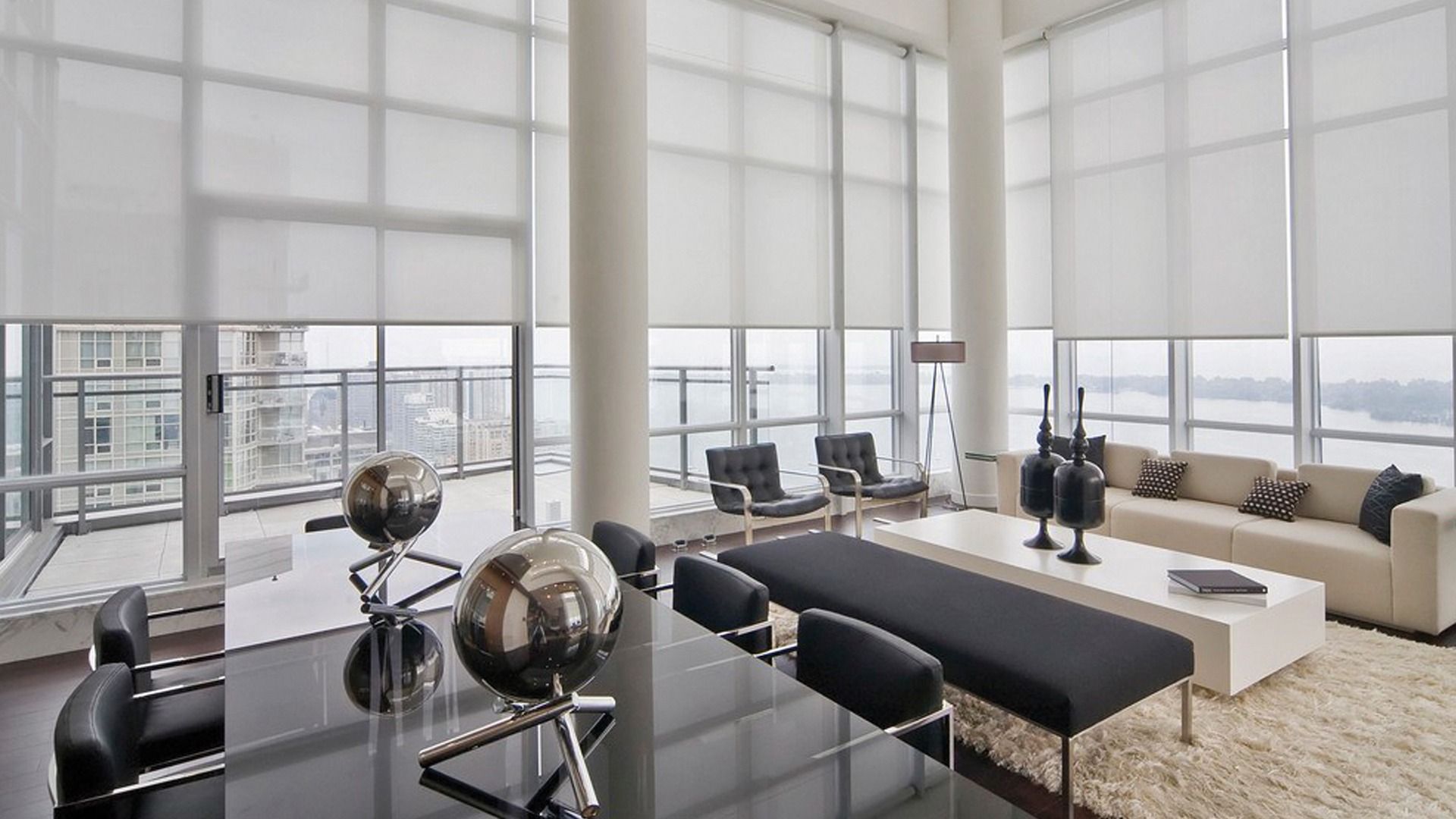 Una sala de estar con sofá, mesa y sillas.