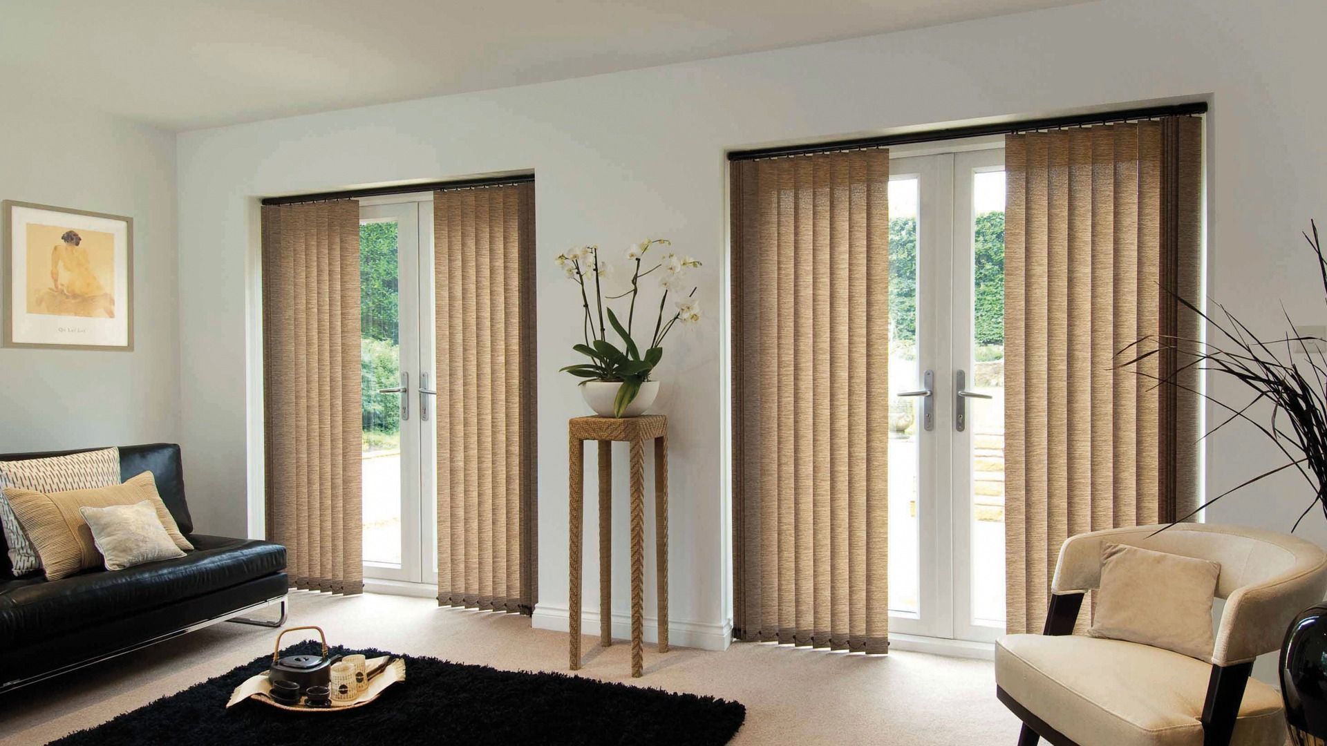 Una sala de estar con sofá, silla, alfombra y persianas verticales.