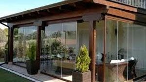 Una casa con puertas corredizas de vidrio y techo de madera.