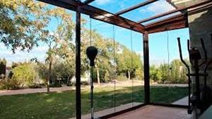 Un saco de boxeo cuelga del techo de una habitación con puertas corredizas de vidrio.