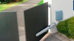 Una puerta con un motor conectado está abierta a una entrada.