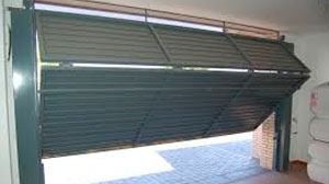 Una puerta de garaje está abierta en un garaje.