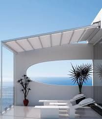 Un balcón con dosel con vista al océano.