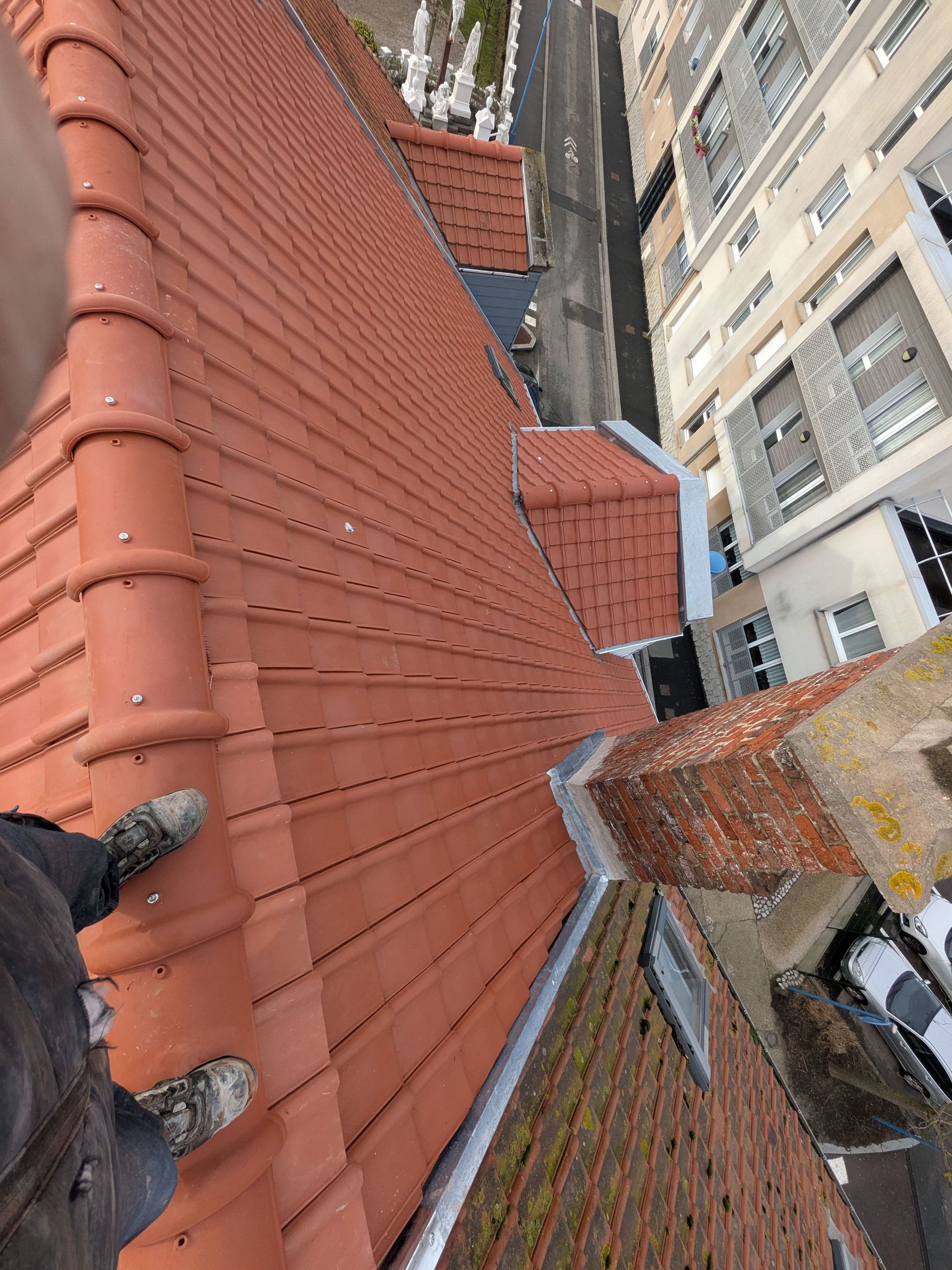 Un motif de tuiles de toit incurvées avec une icône circulaire superposée représentant .