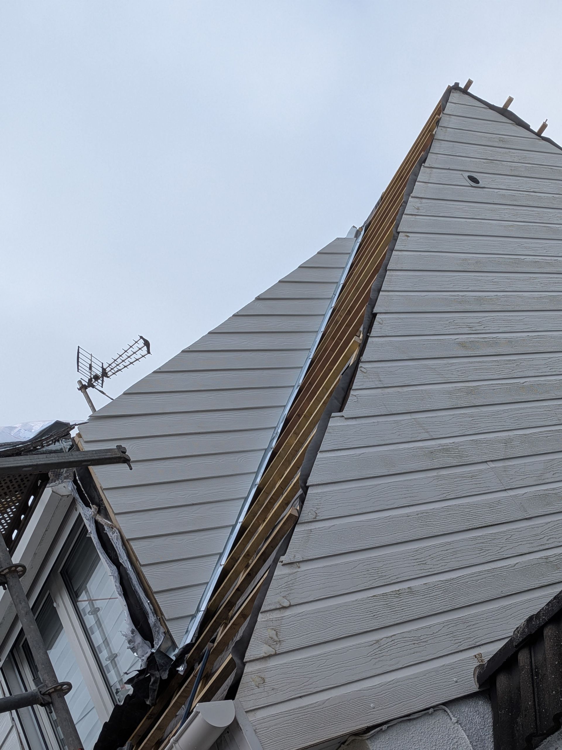 Un motif de tuiles de toit incurvées avec une icône circulaire superposée représentant .