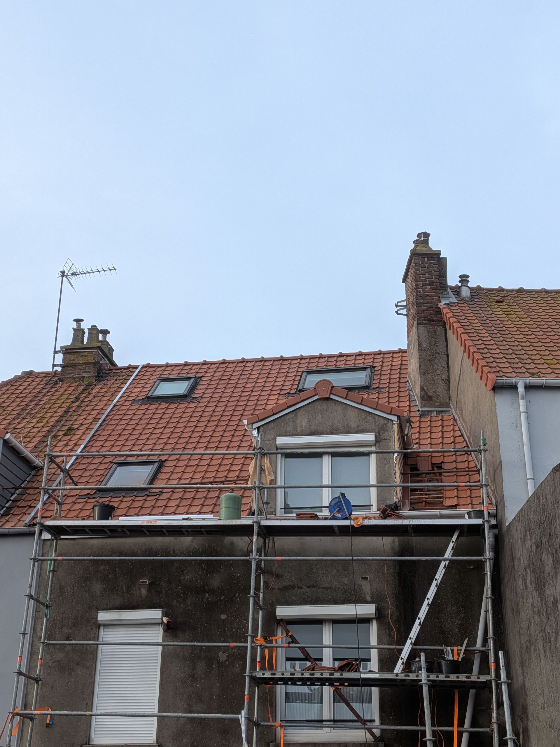 Un motif de tuiles de toit incurvées avec une icône circulaire superposée représentant .