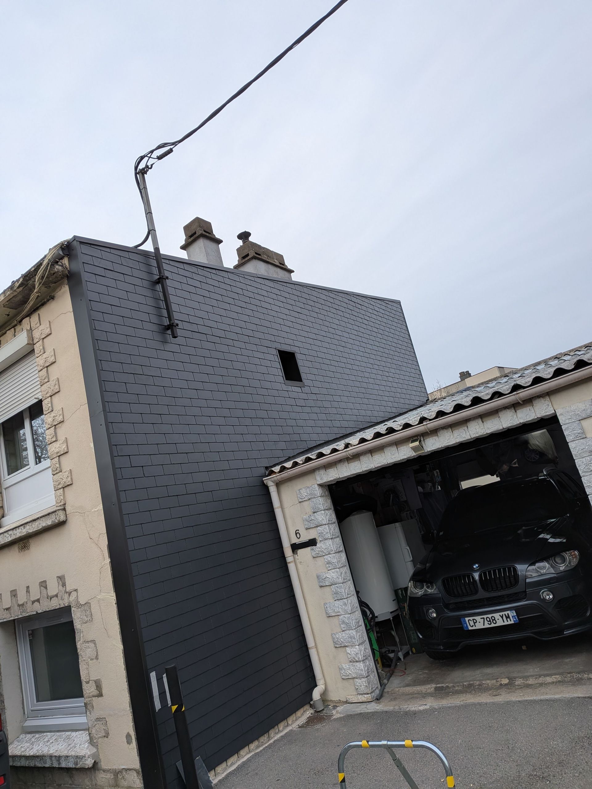 Un motif de tuiles de toit incurvées avec une icône circulaire superposée représentant .