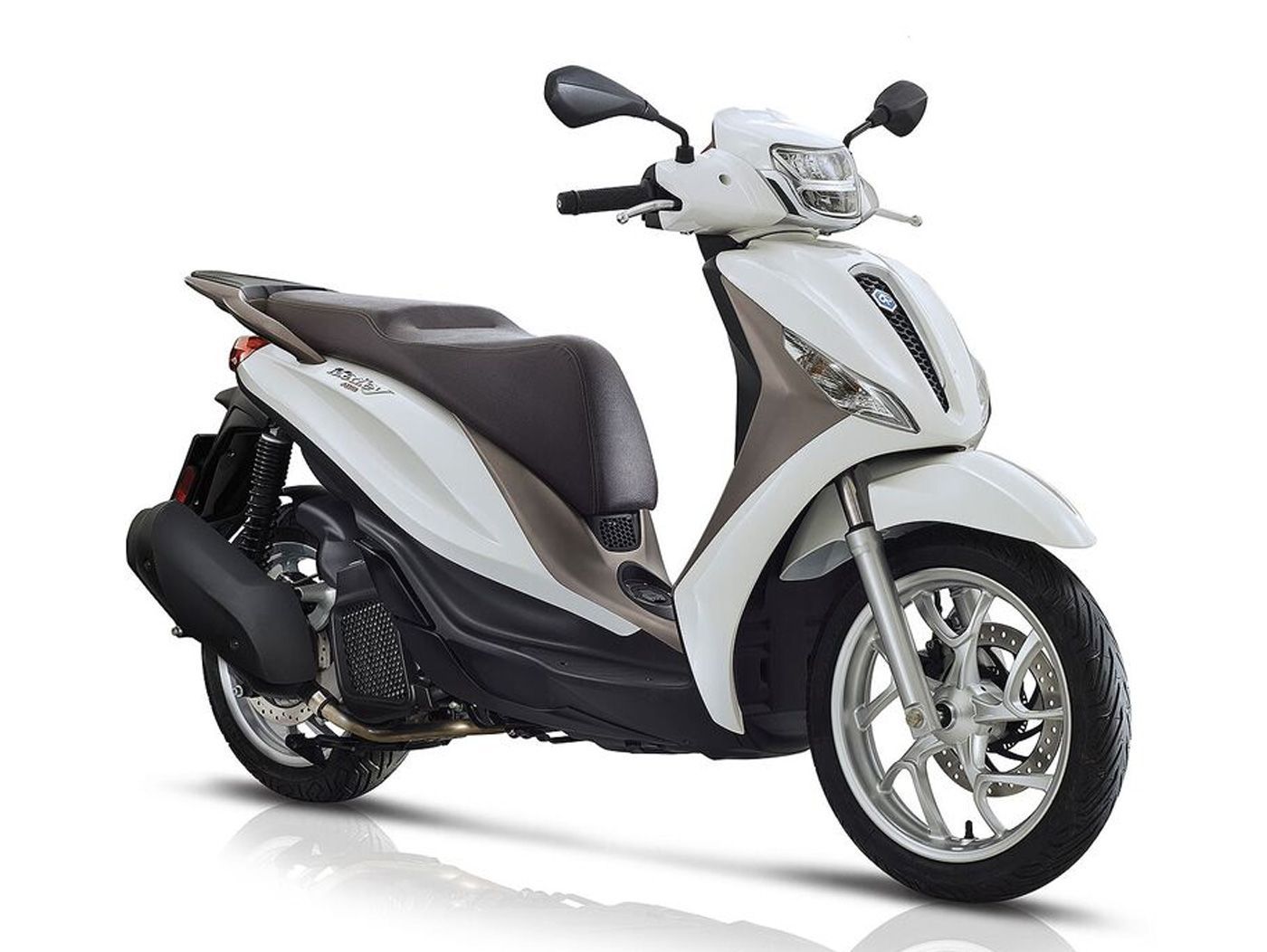 puissance et liberté !
Envie d'un deux-roues performant et polyvalent pour vos déplacements en ville et sur route à Marseille ? Ne cherchez plus, le scooter 125cc est fait pour vous ! Chez LOC2ROUES, nous vous proposons une large gamme de scooters 125cc à la location, parfaits pour ceux qui recherchent un bon compromis entre puissance et maniabilité.