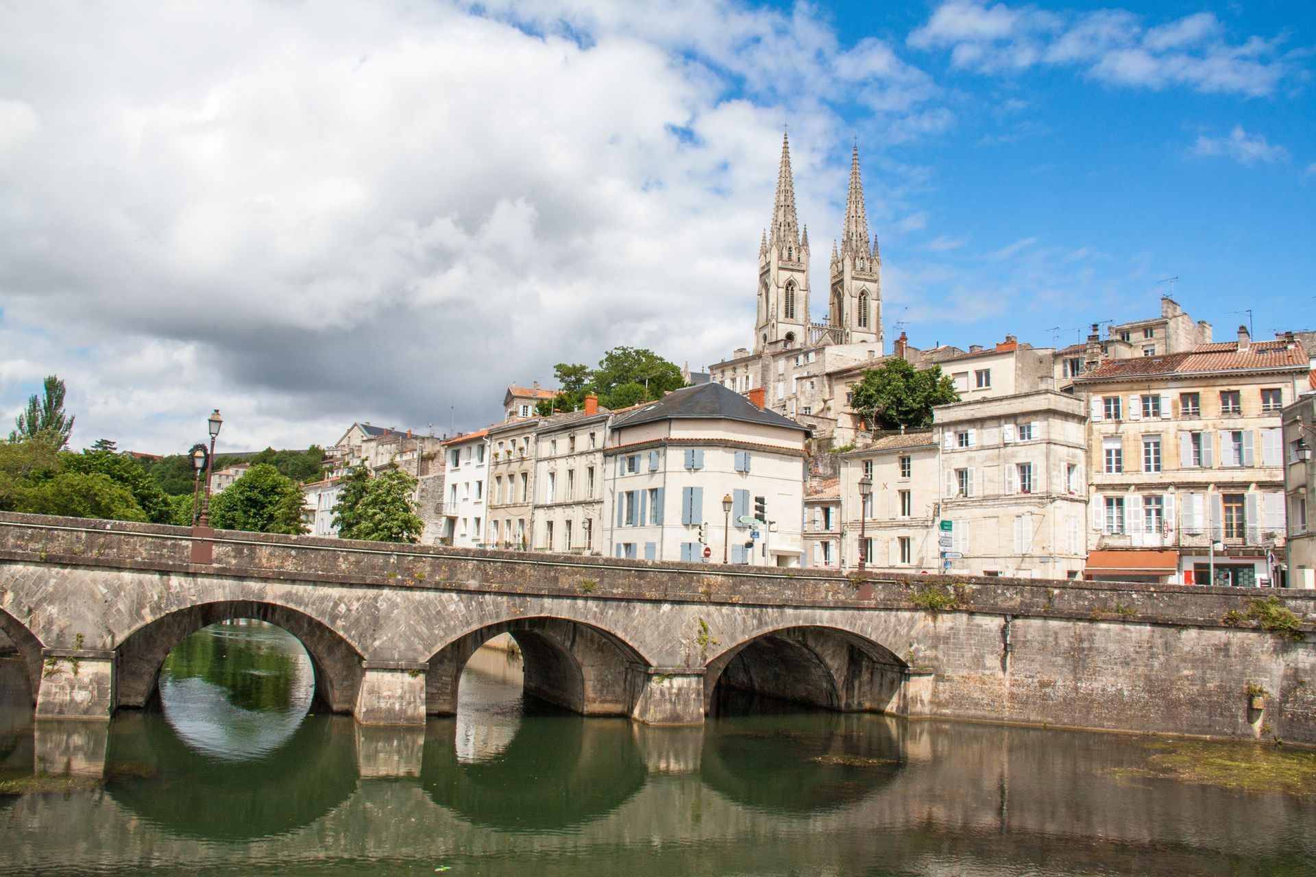 Le pont sur la Sèvre Niortaise et l'église Saint-André.