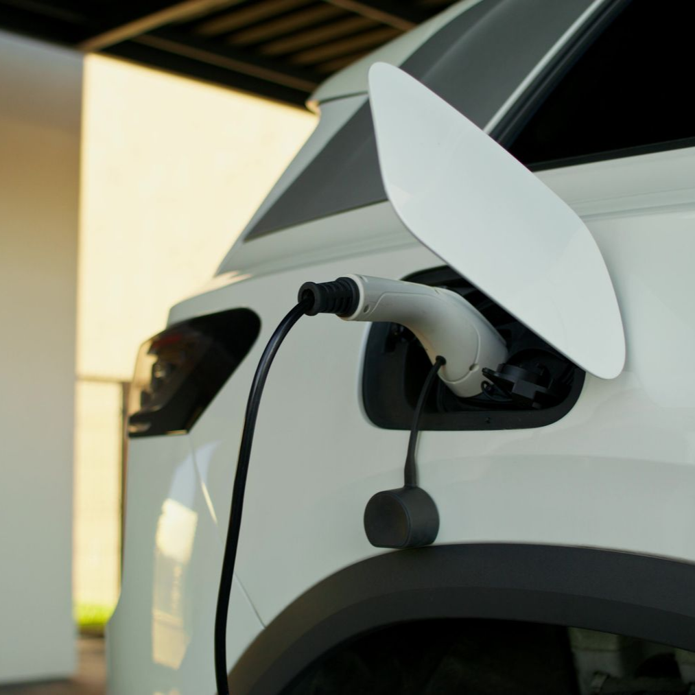 Véhicule électrique blanc en charge.