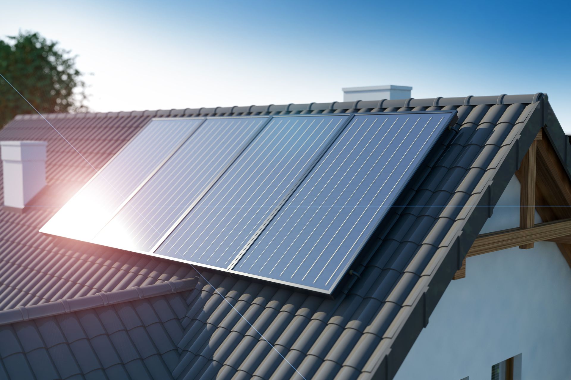 Des panneaux solaires installés sur le toit en pente d'une maison.