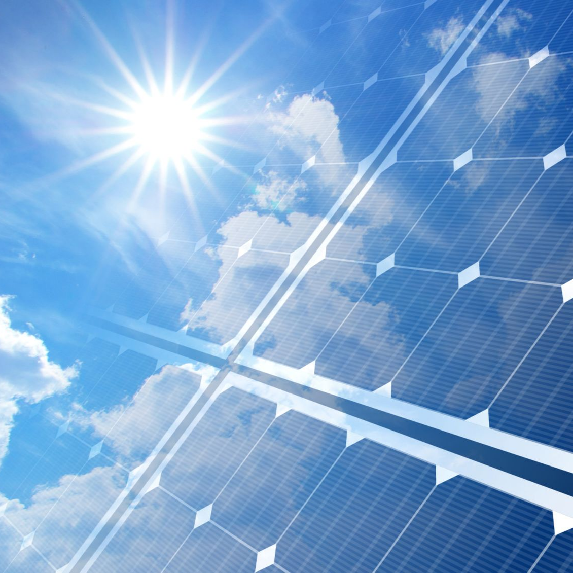 Panneaux solaires sous un ciel bleu éclatant, avec du soleil et des nuages.