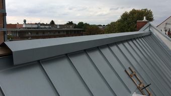 Ein Backsteinhaus mit Solarzellen auf dem Dach.