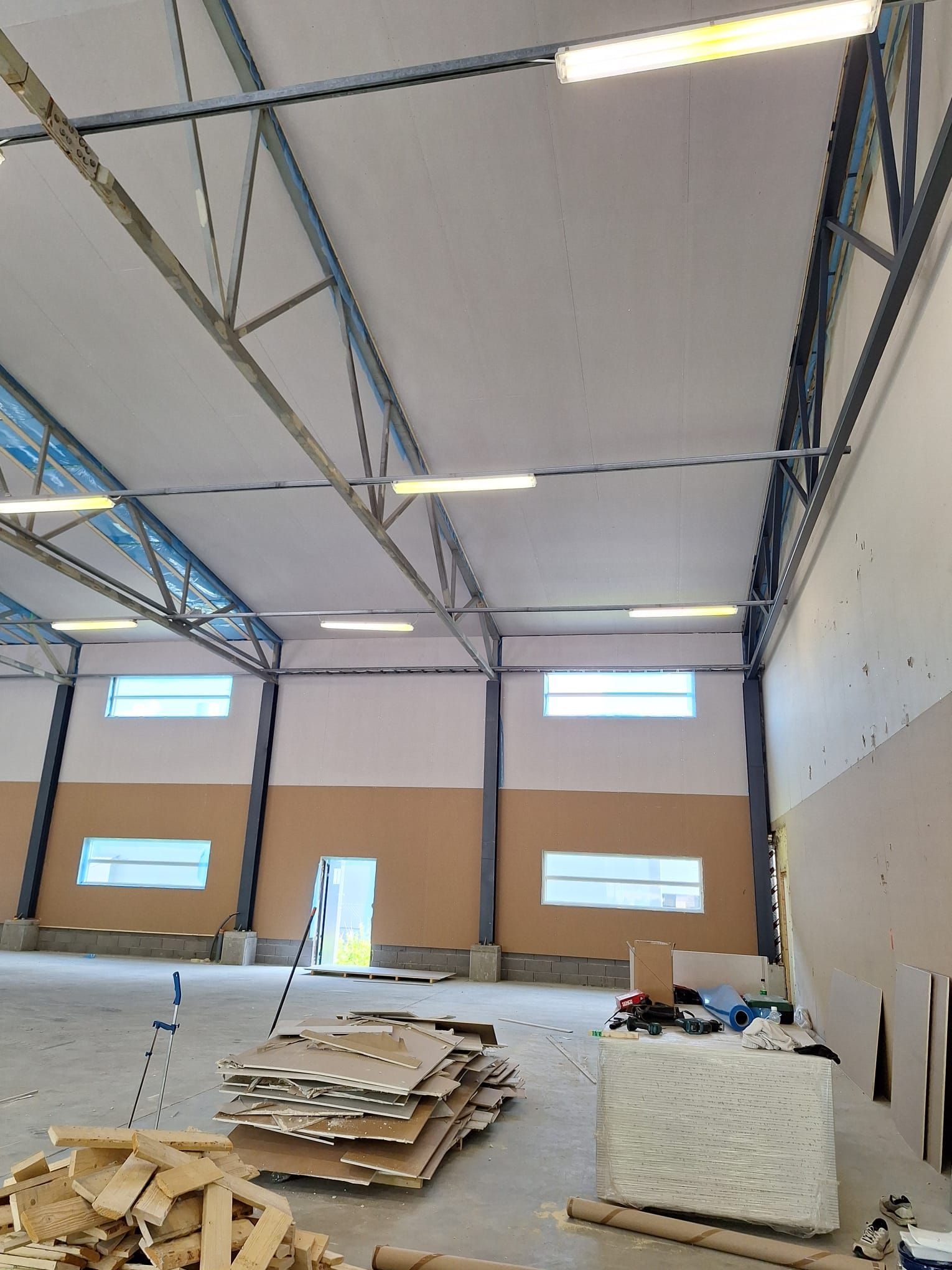 Laadukas pintamateriaalien asennus Jyväskylä – siistiä ja kestävää työnjälkeä.