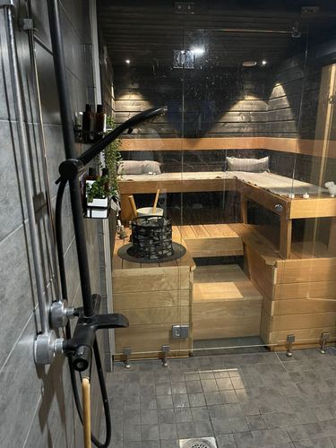 Materiaalien saumakohta ja tarkka jiiraus Keuruu – yksityiskohta remonttikohteesta.
