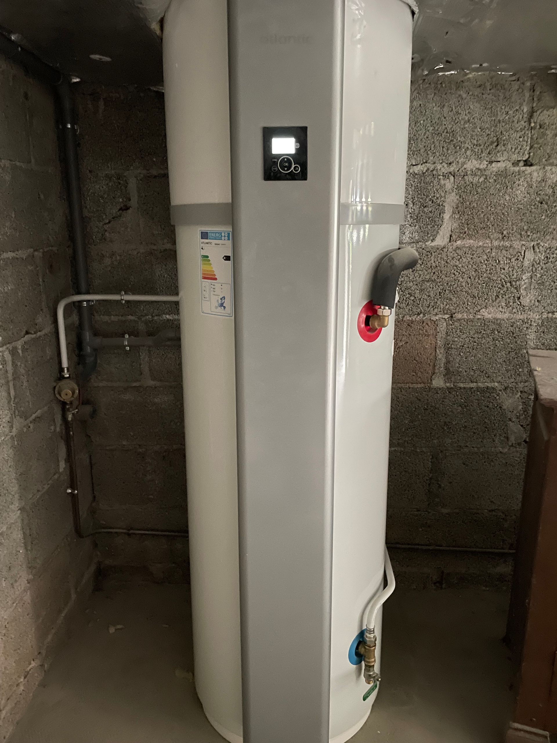 Des panneaux solaires se détachent sur un ciel bleu parsemé de nuages blancs et duveteux, inclinés vers le haut.