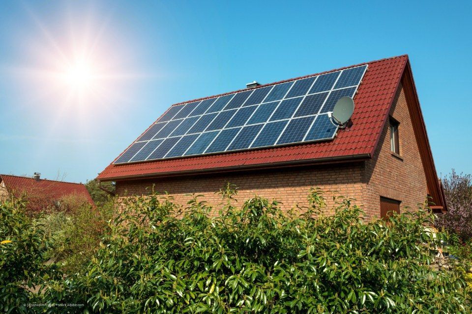 D.M.B. Dachdeckermeisterbetrieb - Mit Solaranlage ausgestattetes Dach bei Sonnenschein