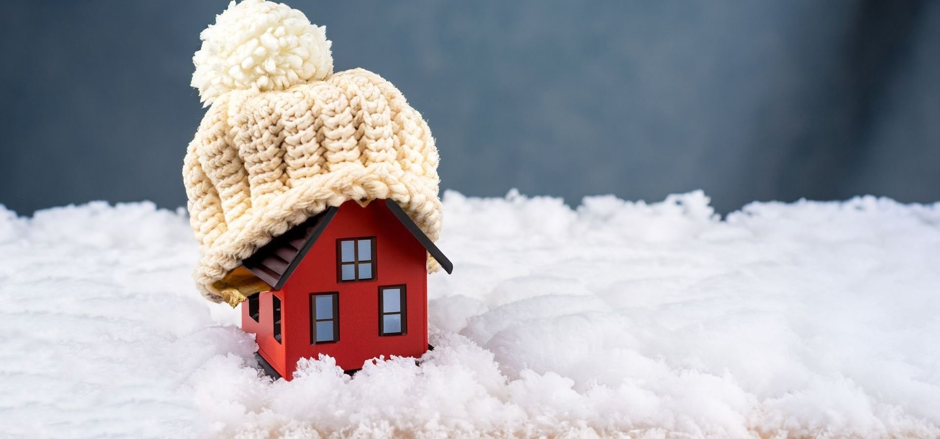 Une petite maison avec un bonnet