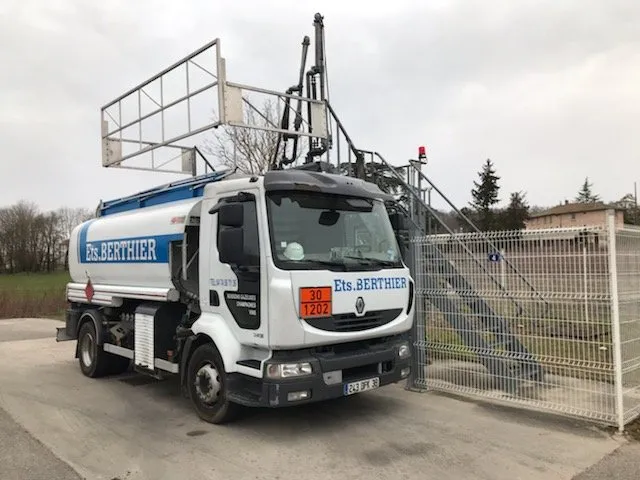 Camion-citerne d'ETS BERTHIER ERIC EI devant le dépôt