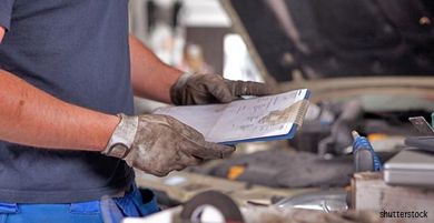 Garages automobiles - Personne tenant fiche