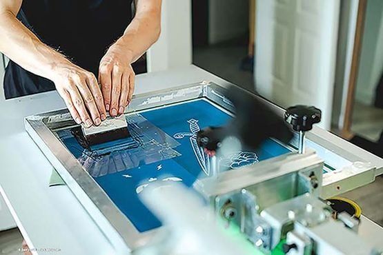 Motiv wird mit einer Maschine bedruckt