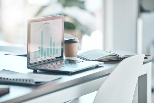 Un groupe de personne assiste à une formation en droit