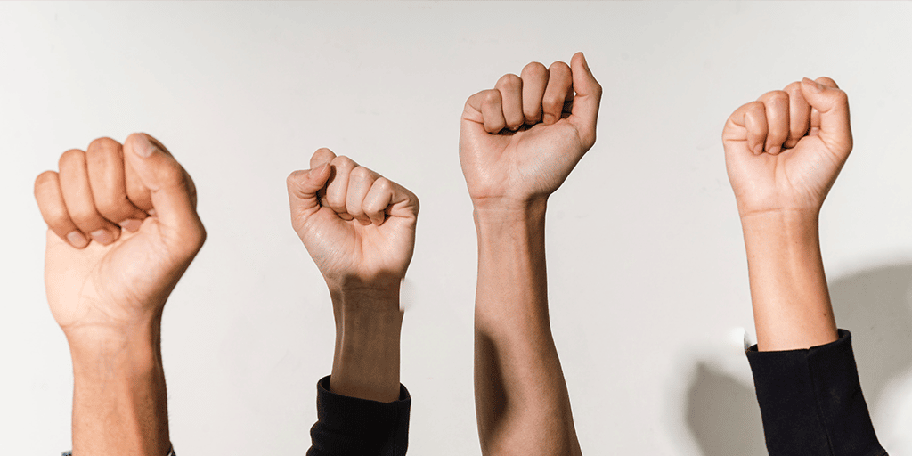 Des mains qui tiennent des pièces de puzzle en bois
